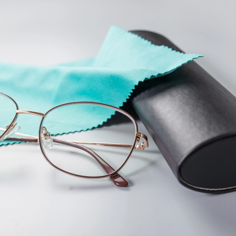 Akcesoria optyczne etui i szmatka do okularów