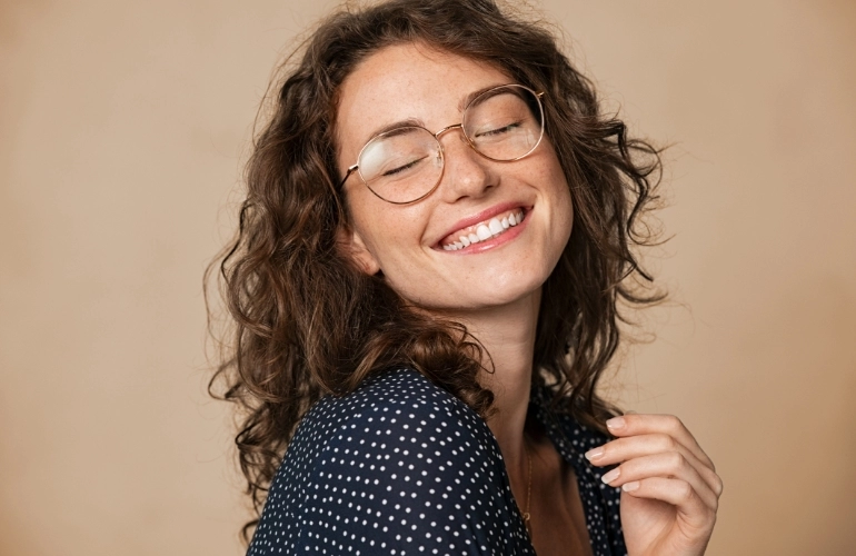 Oprawy okularowe kobieta w okularach